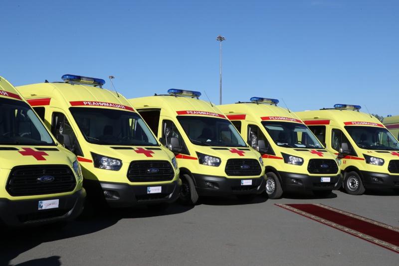 Губернатор Дмитрий Азаров передал службам скорой помощи региона ключи от новых реанимобилей