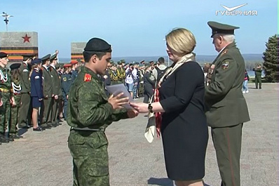 25 военно-патриотических клубов прошли по площади Славы в Самаре