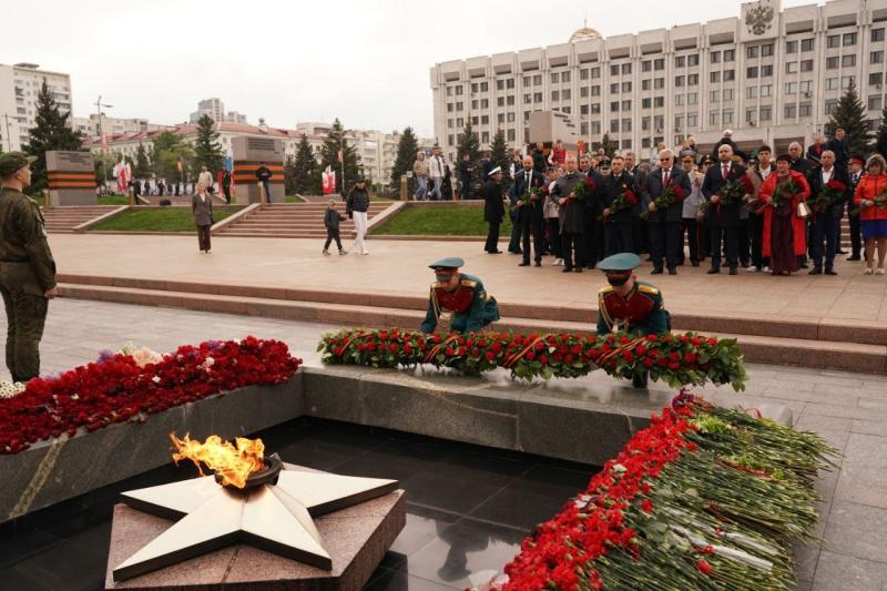 В Самаре в День Победы прошло возложение цветов к Вечному огню на площади Славы