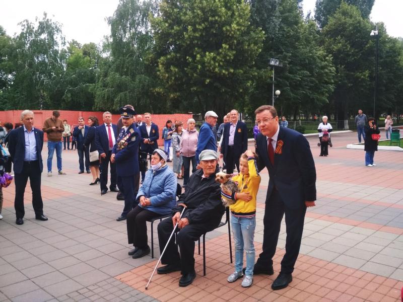 Губернатор Дмитрий Азаров возложил цветы к мемориальной стене в парке Победы