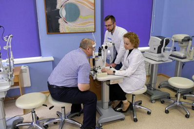 Пересадка роговицы и замена хрусталика: врачи спасли зрение жителю Самары