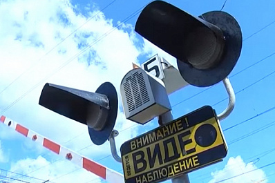 Грузовой поезд снес ВАЗ, заглохший на переезде в Самарской области 