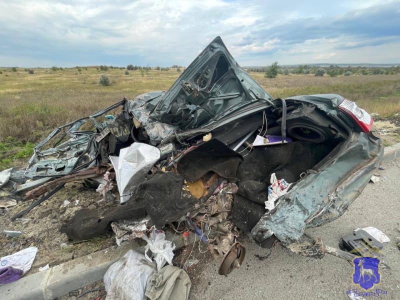 На трассе "Обход Тольятти" фура снесла стоящую на обочине легковушку