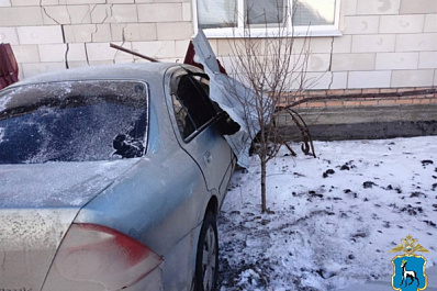 В Самарской области иномарка врезалась в дом и сломала стену