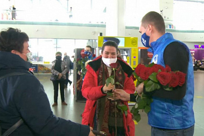 В самарском аэропорту женщин поздравили с 8 Марта