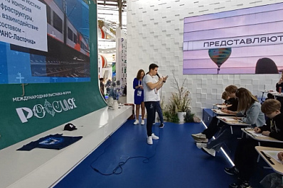 Гости стенда Самарской области на выставке "Россия" отправились в "космическое путешествие"