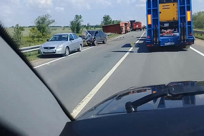 Перевернутая фура и смятые крыши: в Самарской области столкнулись четыре авто