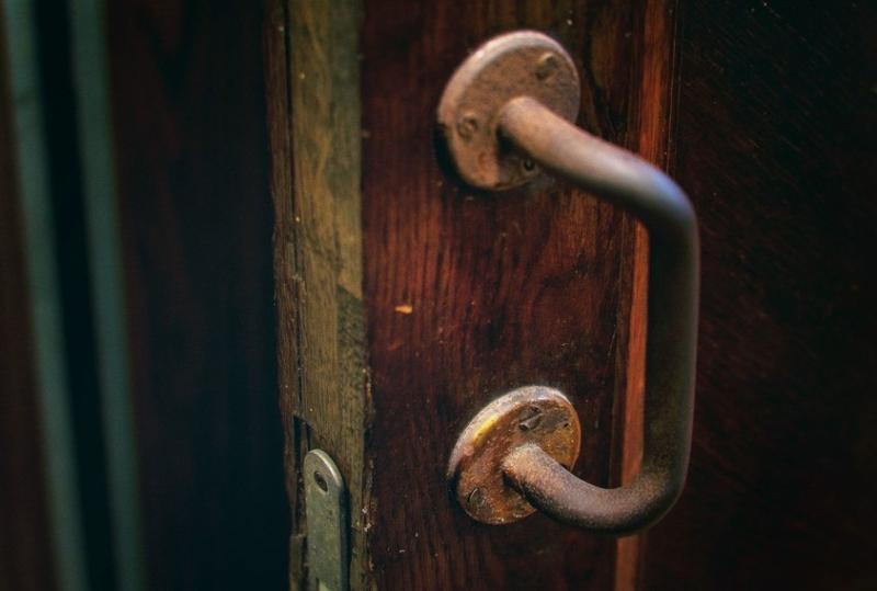 Штраф до 15 тысяч: что грозит владельцам квартир за установку тамбурной двери