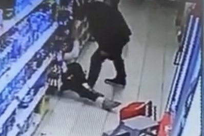 В Самаре сотрудника супермаркета избил покупатель с топором в руках