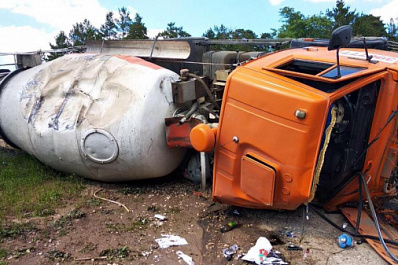 В Тольятти бетоновоз вылетел с дороги и перевернулся