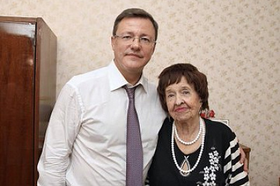 Дмитрий Азаров поздравил жителей Самарской области с Днём учителя 