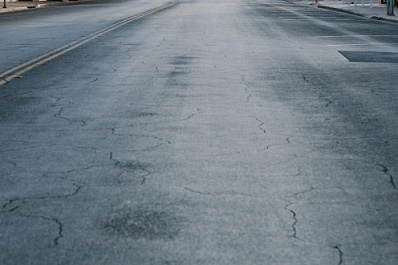 Прокуратура обязала устранить повреждения дороги на улице Каштановой в Самаре