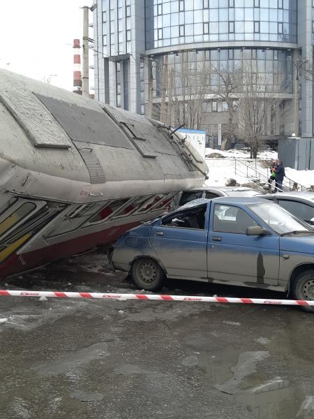 В Самаре у ТЦ "Апельсин" трамвай перевернулся и раздавил машины