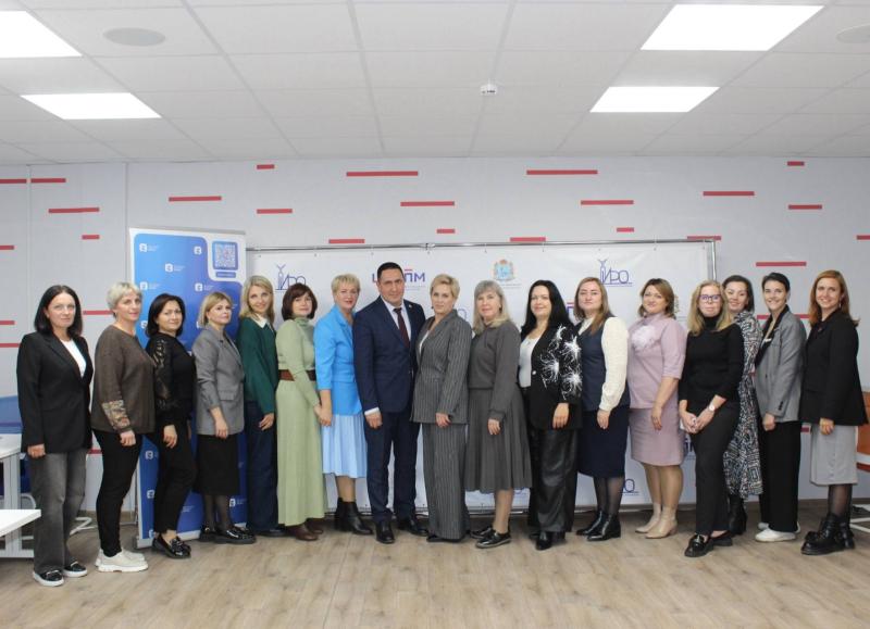 Диалог о будущем школ: в Самарской области министр образования провел просветительскую лекцию Российского общества "Знание"