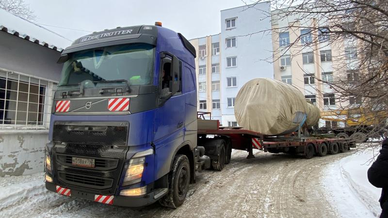 В Самарский университет доставили трехтонный макет авиационного двигателя