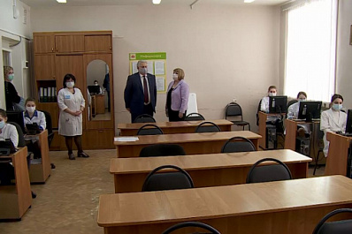 В Самаре студенток и педагогов медицинского колледжа имени Ляпиной поздравили с наступающим 8 Марта