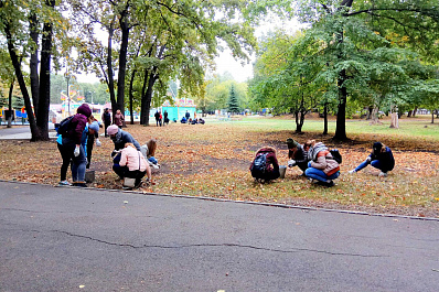 В рамках экоакции Живи, лес самарцы собирали желуди в парке Гагарина