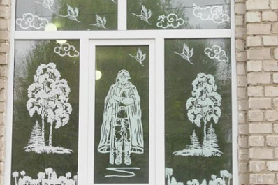 Школьники в поселке Новосемейкино стали участниками акции "Окна Победы"