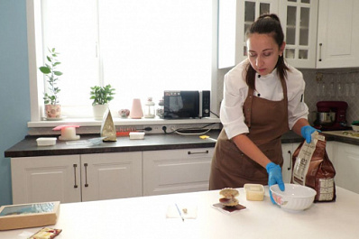 Служба занятости помогла жительнице Борского запустить производство шоколадных изделий