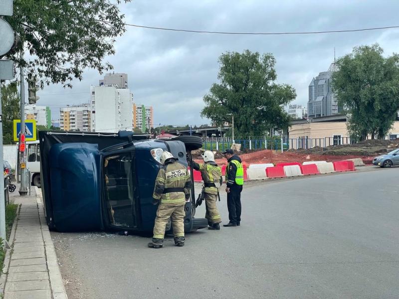 В Самаре на пересечении ул. Советской Армии и дублёра Ново-Садовой опрокинулась "Газель"