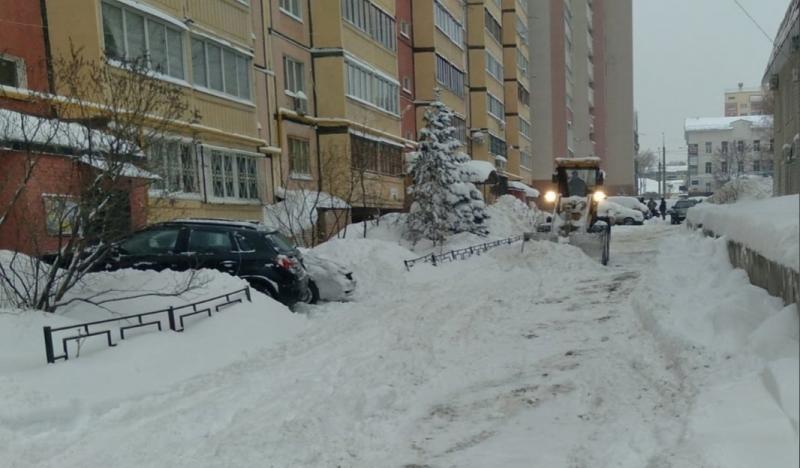 В Самаре на уборку снега 16 января вышли почти 3 тысячи дворников и 450 спецмашин