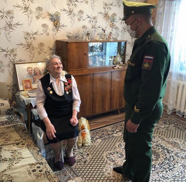 В Самаре для ветерана Курской битвы устроили мини-парад