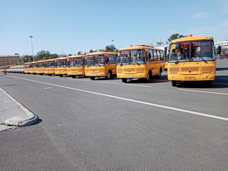 Дмитрий Азаров вручил 69 автобусов школам Самарской области