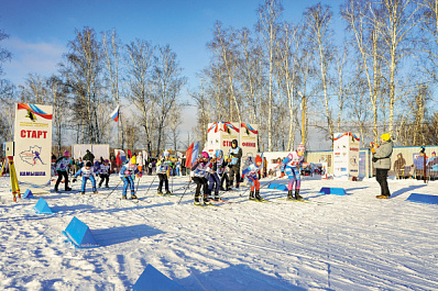Соскучились по снегу: в Камышле провели первую лыжную гонку сезона