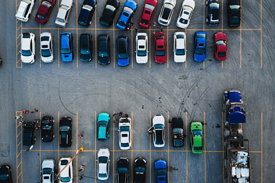 Автоюрист рассказал, что делать, если машину повредили на стоянке, а виновник скрылся