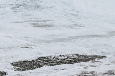 Спасли только одного: три рыбака провалились под лед на Волге 