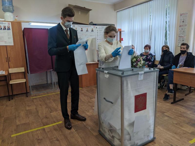 После ЗАГСа на выборы: молодожёны из Самары приняли участие в голосовании