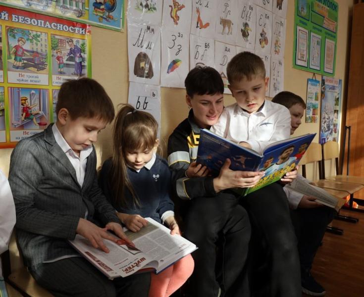 Самарские нефтяники передали сотню книг школе-интернату для детей с ОВЗ