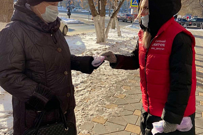 В Самаре несколько дней подряд раздавали бесплатные медицинские маски и перчатки   