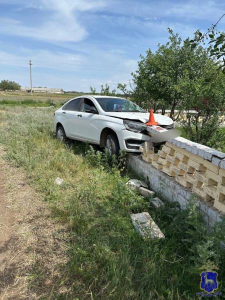 В Самарской области мужчина на LADA Vesta влетел в забор
