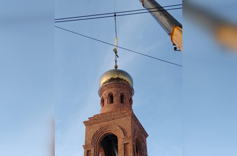 В Самаре на колокольню старинного храма водрузили золотой купол