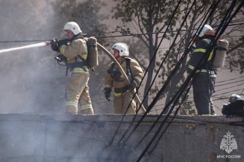 В Самарской области полыхает производственное помещение на 250 "квадратах"