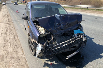 "Калина" выкинула попутный "Логан" в кювет на трассе под Самарой 