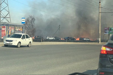 В Тольятти тушат сухую траву на площади в 500 кв. м