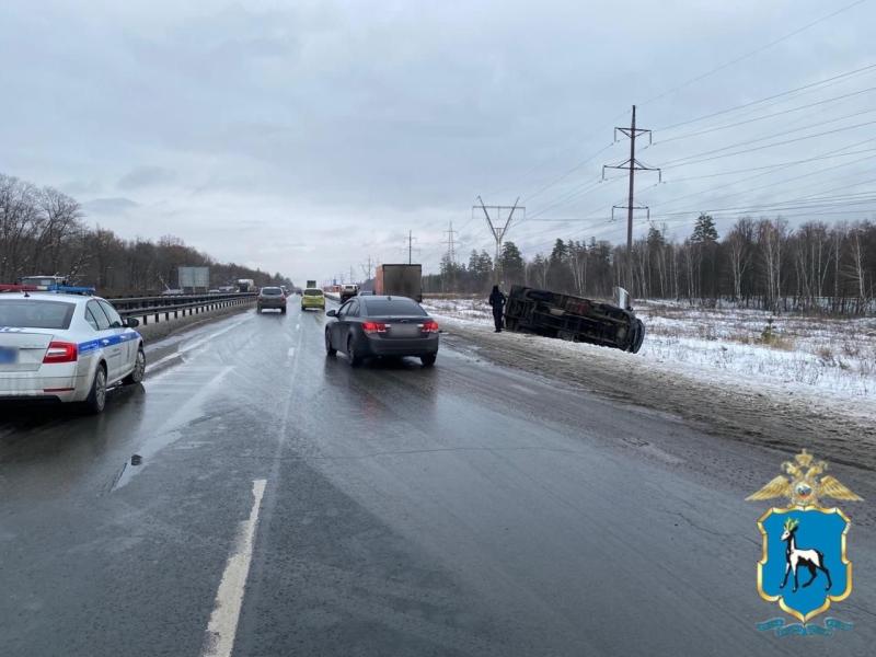 В Самарской области на трассе М-5 "Урал" легковушка врезалась в грузовик