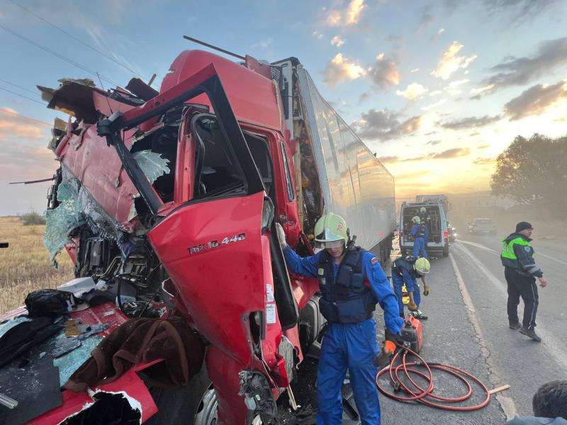 Срезали крышу: в Самарской области столкнулись два большегруза 7 октября
