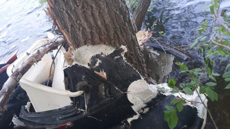 Под Самарой девушка на гидроцикле врезалась в дерево и умерла, спасатели ищут ее пассажирку