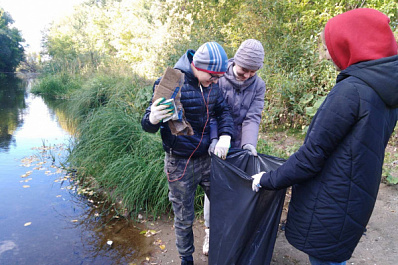 Волонтеры Елховского района очищают берега водоемов от мусора 