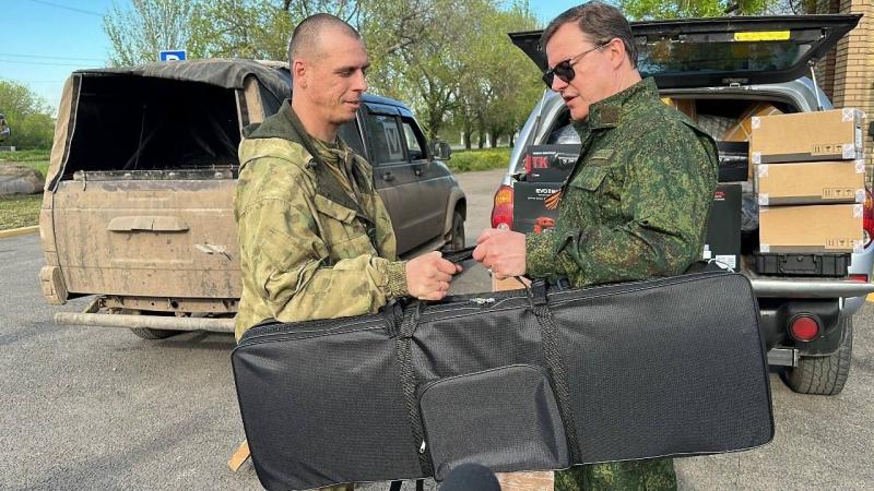 Губернатор Дмитрий Азаров в зоне СВО передал бойцам дополнительную спецтехнику