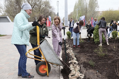 Самарцы высадили деревья в парке 50-летия Октября