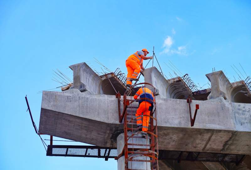 В Волжском районе приводят в порядок мост через реку Чапаевка