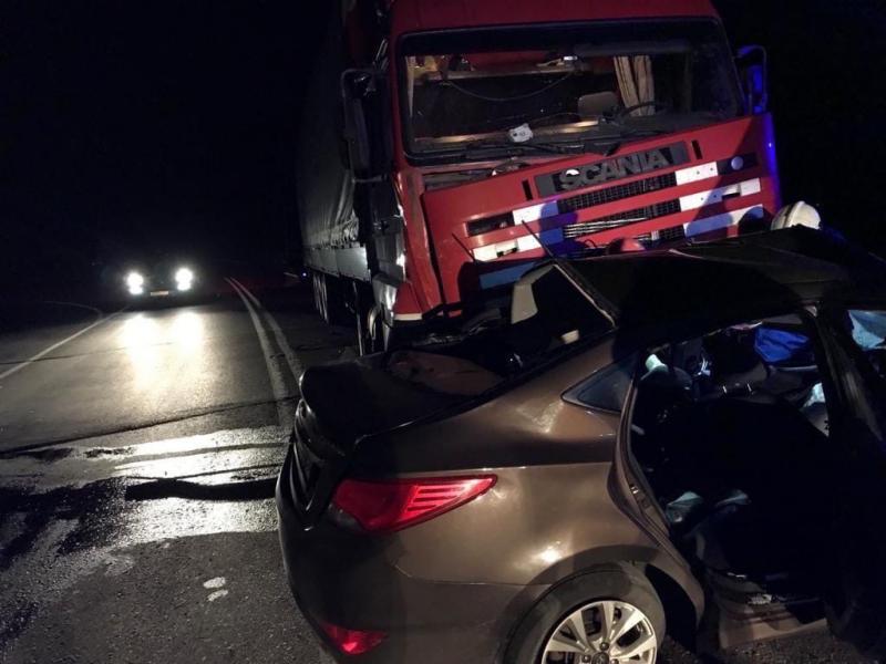 Два человека погибли: в Самарской области "легковушка" попала под колёса грузовика