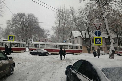 В Самаре водитель иномарки протаранил трамвай