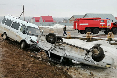 В Кинель-Черкасском районе "десятка" перевернулась в ДТП с автобусом