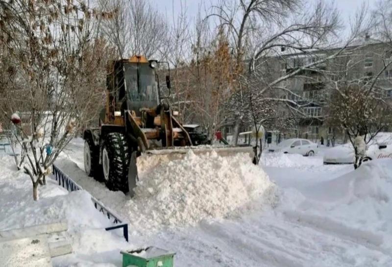 170 рабочих и 10 снегоуборочных машин: в Сызрани идет борьба с последствиями снегопада