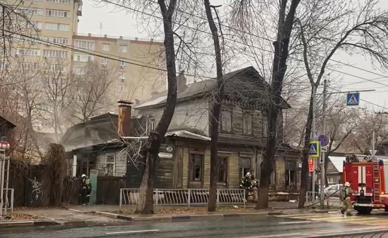 В Самаре загорелся двухэтажный дом на улице Ульяновской